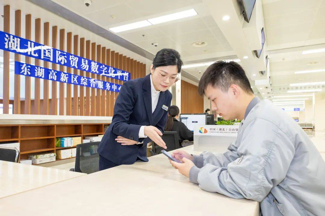 光谷新設(shè)“涉外服務(wù)咨詢窗口”提供出入境簽證等專業(yè)咨詢服務(wù)